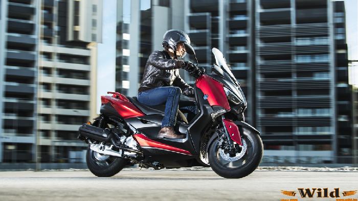 2018_yamaha_xmax_125_abs_eu_radical_red_action_002k.jpg