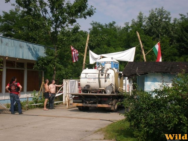 Közben a kapunál...a toy-toy nem győzhet :)!