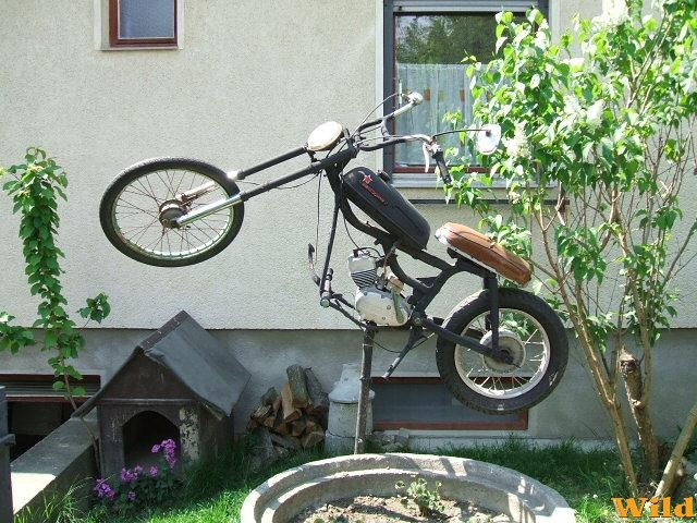 A motorszobor